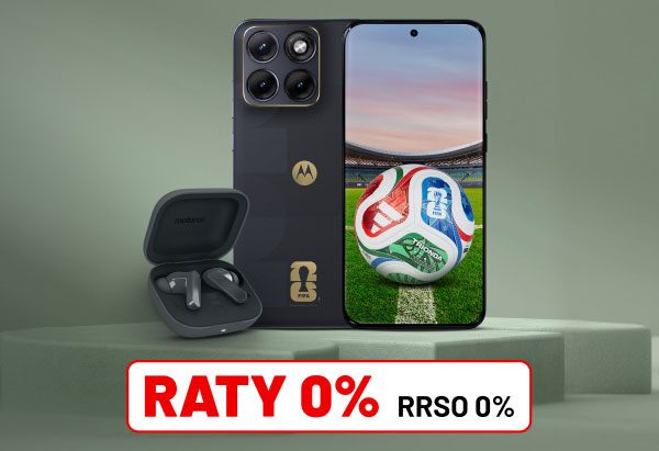 Smartfon z czterema aparatami z tyłu i ekranem wyświetlającym piłkę na boisku, obok otwarte etui z bezprzewodowymi słuchawkami. Na dole widoczny jest napis RATY 0% RRSO 0%.