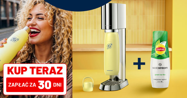 Butelka w kolorze żółtym umieszczona w saturatorze do wody stoi na żółtym tle obok butelki z napisem Lipton i sodastream. Po lewej stronie widoczna jest kobieta trzymająca żółtą butelkę, a na dole znajduje się czerwony prostokąt z białym napisem KUP TERAZ ZAPŁAĆ ZA 30 DNI.