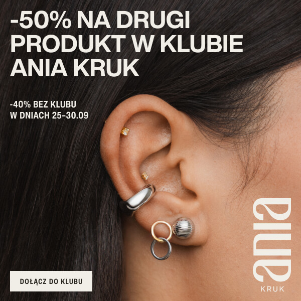 Zbliżenie ucha z kolczykami (srebrne i złote) i napis „-50% na drugi produkt w klubie Ania Kruk”
