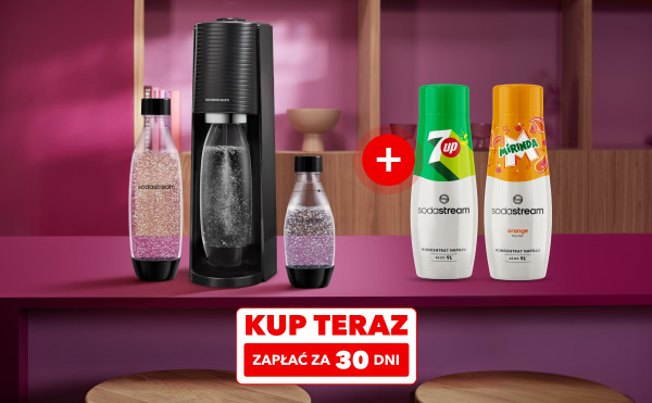 Na blacie znajdują się trzy butelki z wodą gazowaną oraz urządzenie do jej przygotowywania, obok których widoczne są dwie butelki z syropami smakowymi. Na dole znajduje się napis: Kup teraz, zapłać za 30 dni.