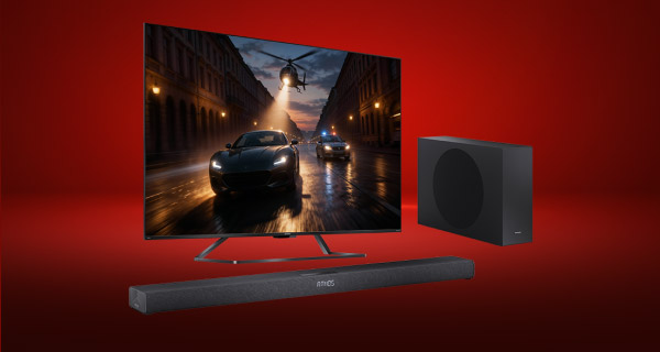 Telewizor z wyświetlonym dynamicznym obrazem przedstawiającym samochody i helikopter na tle oświetlonej ulicy, a przed nim umieszczony jest soundbar. Obok telewizora znajduje się subwoofer, a całość jest przedstawiona na czerwonym tle.