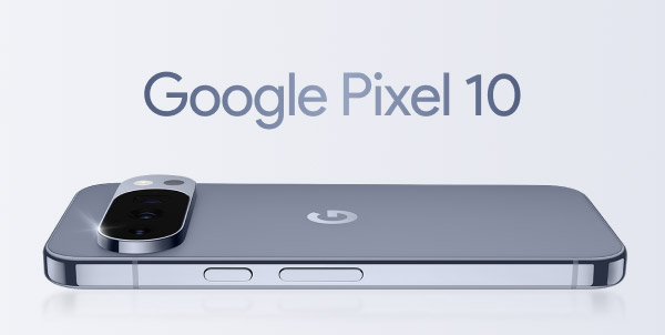 Smartfon w kolorze ciemnoszarym leży na płaskiej powierzchni, ukazując boczny profil z przyciskami oraz wystającym modułem aparatu. Nad urządzeniem widnieje napis Google Pixel 10.
