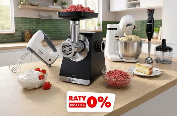 Kuchenny blat z różnymi urządzeniami marki Bosch, w tym mikser ręczny, maszynka do mięsa, robot kuchenny i blender. Na blacie widoczne są również miska z bitą śmietaną i truskawkami, miska z mielonym mięsem oraz kawałek ciasta, a w dolnej części zdjęcia znajduje się napis: Raty 0%, RRSO 0%.
