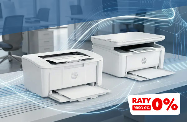 Dwie białe drukarki ustawione na biurku w nowoczesnym biurze, z widocznym logo HP na ich przednich panelach. W prawym dolnym rogu znajduje się napis: Raty 0%, RRSO 0%.