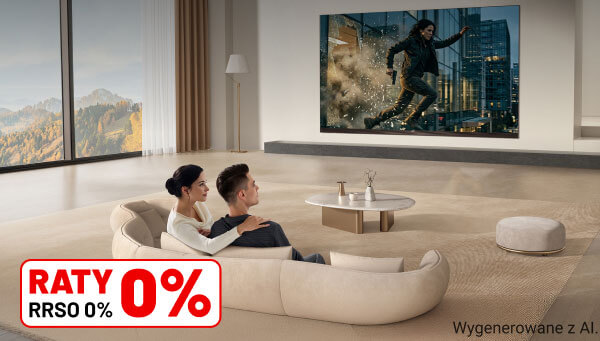 W przestronnym salonie z dużym oknem i widokiem na góry, na ścianie wisi duży telewizor wyświetlający dynamiczną scenę z filmu akcji. Na pierwszym planie znajduje się nowoczesna, jasna sofa, a w lewym dolnym rogu widnieje napis: RATY 0% RRSO 0%.