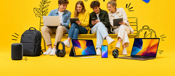 Na żółtym tle znajduje się grupa osób siedzących na ławce, trzymających różne urządzenia elektroniczne, takie jak laptopy i tablety. Przed nimi na ziemi ustawione są plecak, głośnik, słuchawki, dwa laptopy, tablet, smartfon i smartwatch.