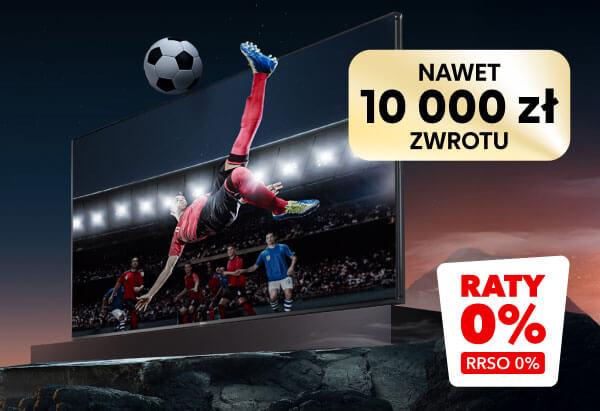 Na zdjęciu widać duży ekran telewizora, na którym wyświetlany jest dynamiczny obraz piłkarza wykonującego przewrotkę podczas meczu piłkarskiego. Obok ekranu znajdują się dwa napisy: NAWET 10 000 zł ZWROTU oraz RATY 0% RRSO 0%.