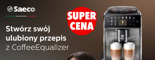 Na obrazie znajduje się ekspres do kawy z dwoma filiżankami wypełnionymi napojem, a nad nim widnieje logo Saeco. Obok ekspresu umieszczono tekst: Stwórz swój ulubiony przepis z CoffeeEqualizer, a na czerwonym tle napis SUPER CENA.