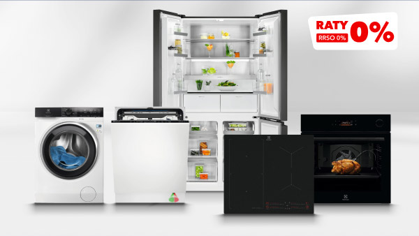 Zestaw sprzętów AGD, w tym pralka z widocznym bębnem, zmywarka, otwarta lodówka z produktami spożywczymi, płyta grzewcza oraz piekarnik. W prawym górnym rogu widnieje napis: Raty 0%, RRSO 0%.