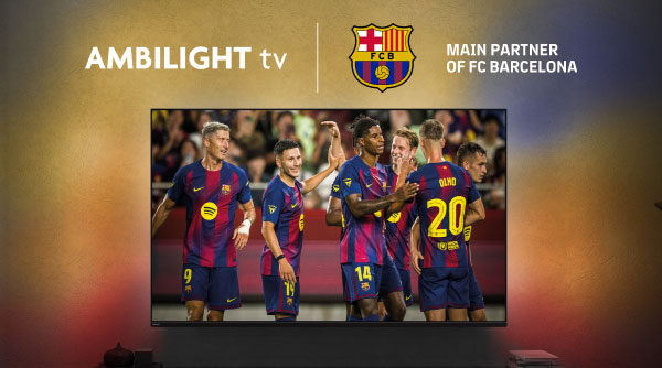 Na zdjęciu znajduje się telewizor wyświetlający obraz z grupą osób w strojach sportowych. Nad telewizorem widnieje napis AMBILIGHT tv, obok logo klubu piłkarskiego oraz tekst MAIN PARTNER OF FC BARCELONA.