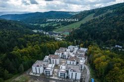 Aries Residence Krynica-Zdroj z lotu ptaka, w tle Jaworzyna Krynicka