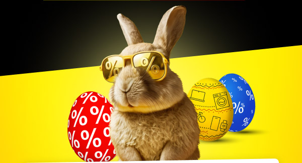 Królik w okularach przeciwsłonecznych z symbolem procenta, stojący przed trzema kolorowymi pisankami. Pisanki mają różne wzory: czerwona z białymi symbolami procenta, żółta z ikonami elektroniki oraz niebieska z białymi symbolami procenta.